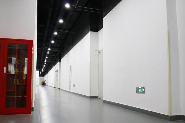 智能應急疏散指示系統(tǒng)的響應速度如何，是否滿足安全要求？