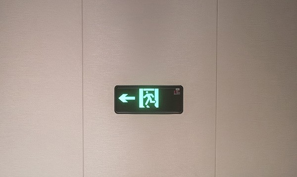 智能疏散指示系統如何適應不同光線條件下的工作環境？