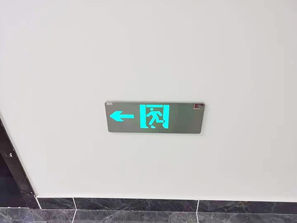 消防智能疏散系統如何保證在極端溫度下的指示效果？