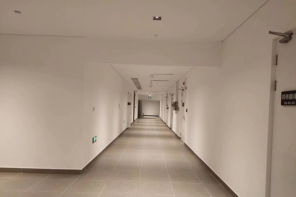 智能疏散系統的緊急按鈕如何防止誤按？